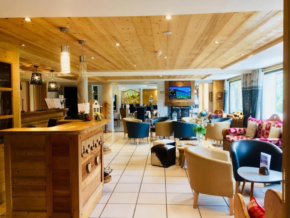 - un hall avec un bar, des chaises et des tables dans l'établissement Hotel Alpina, à Morzine