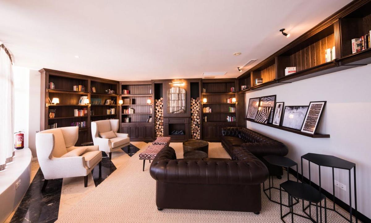 una sala de estar con muebles de cuero y estanterías en Be Live Adults Only La Cala Boutique Hotel, en Palma de Mallorca