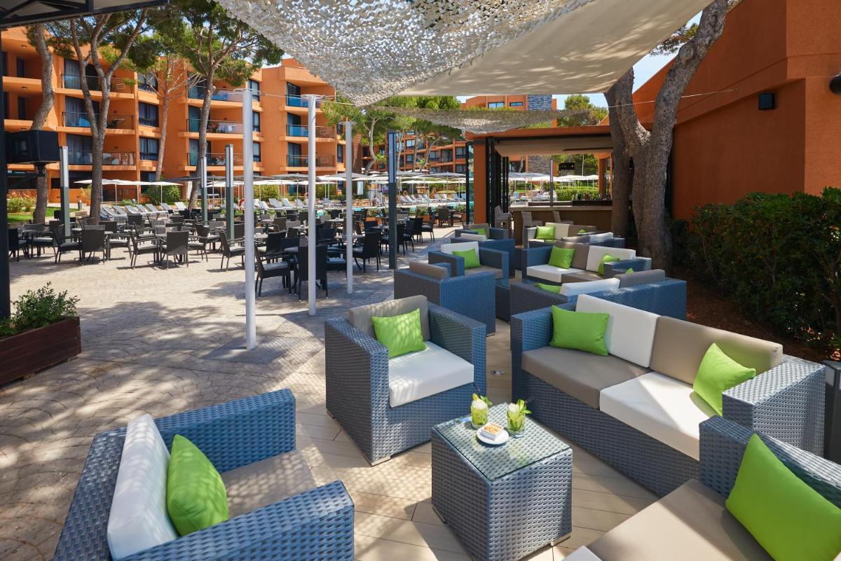 Un restaurante o sitio para comer en Protur Turo Pins 4* SUP