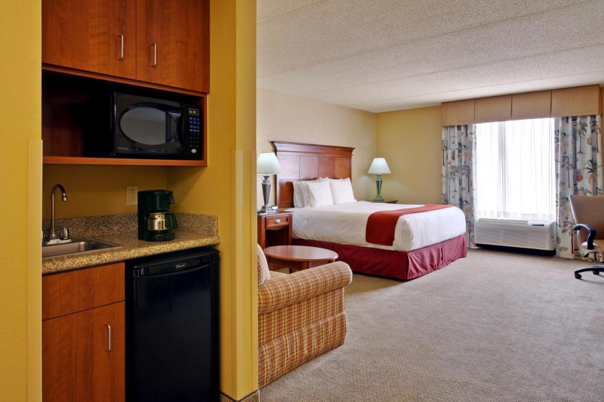 Holiday Inn Express & Suites Bloomington by IHG - Housity