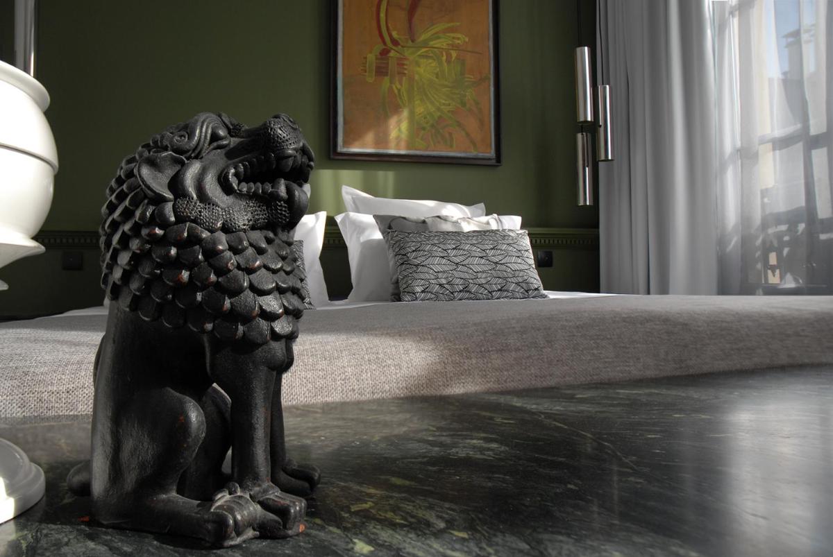 The Sleeping Lion - Housity