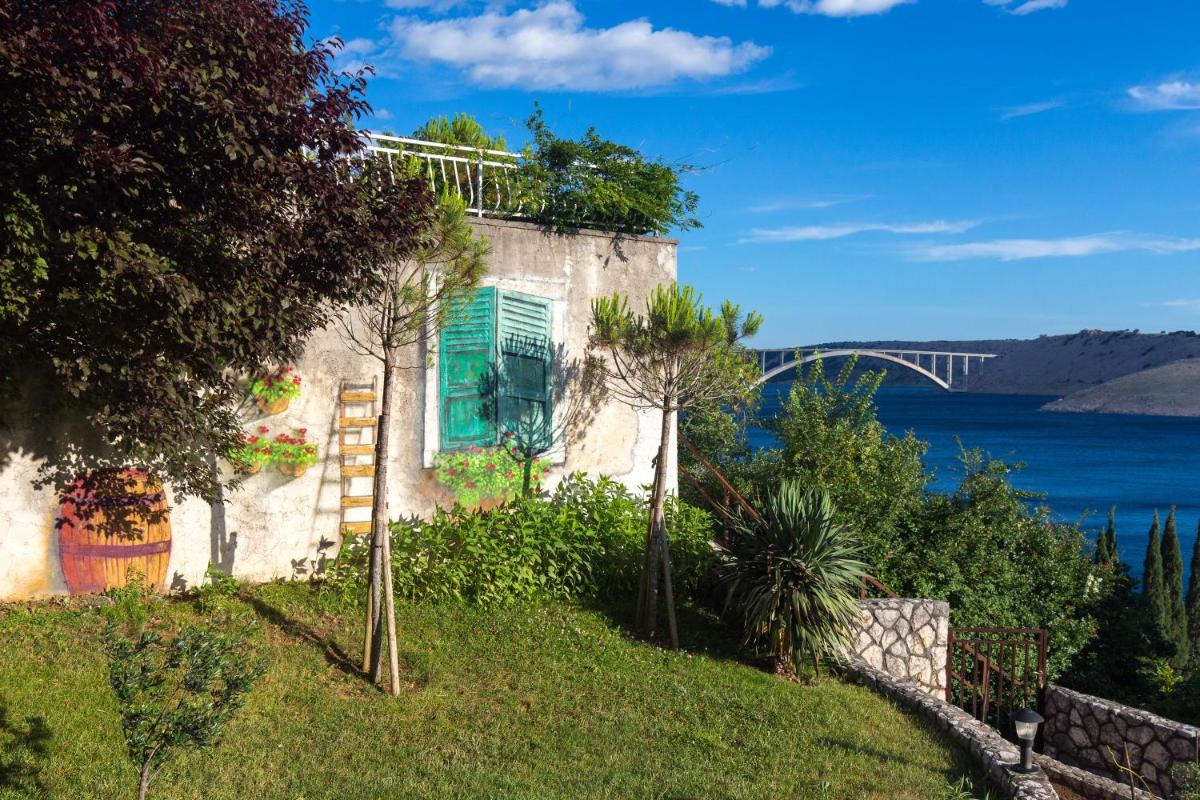 Captain's Apartment with Sea View - Housity