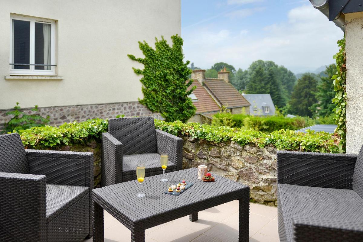 Coin salon dans l'établissement Logis Hotel Spa Restaurant Au Site Normand