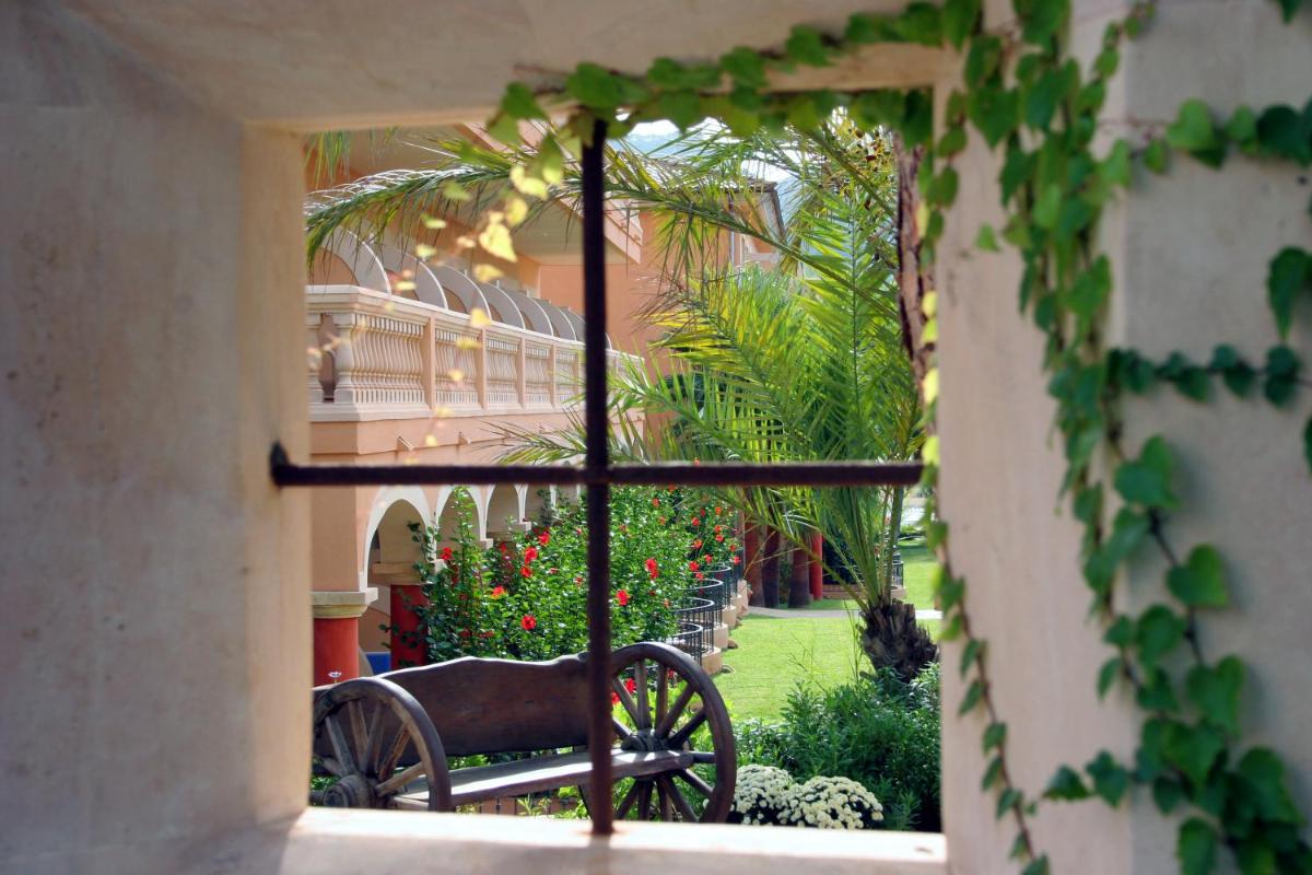 Jardín al aire libre en Mon Port Hotel & Spa