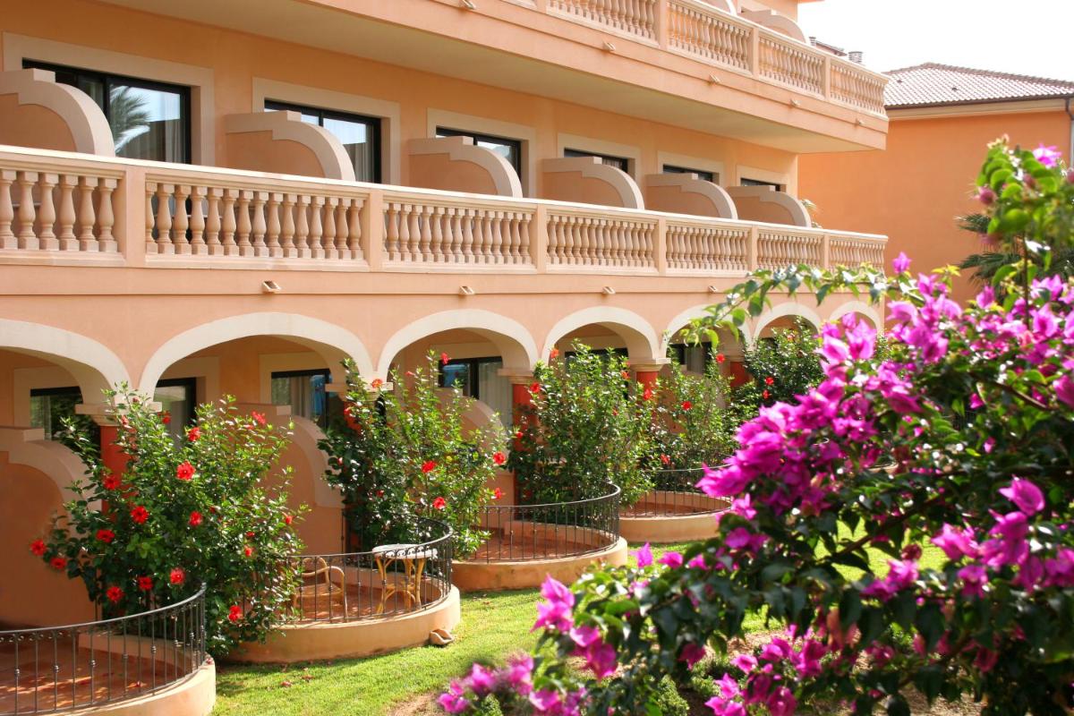 Jardín al aire libre en Mon Port Hotel & Spa