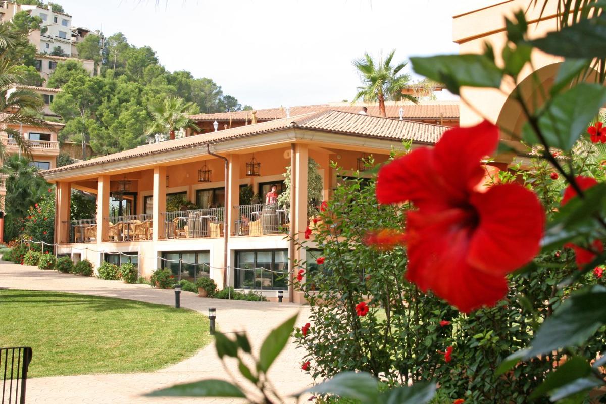Jardín al aire libre en Mon Port Hotel & Spa