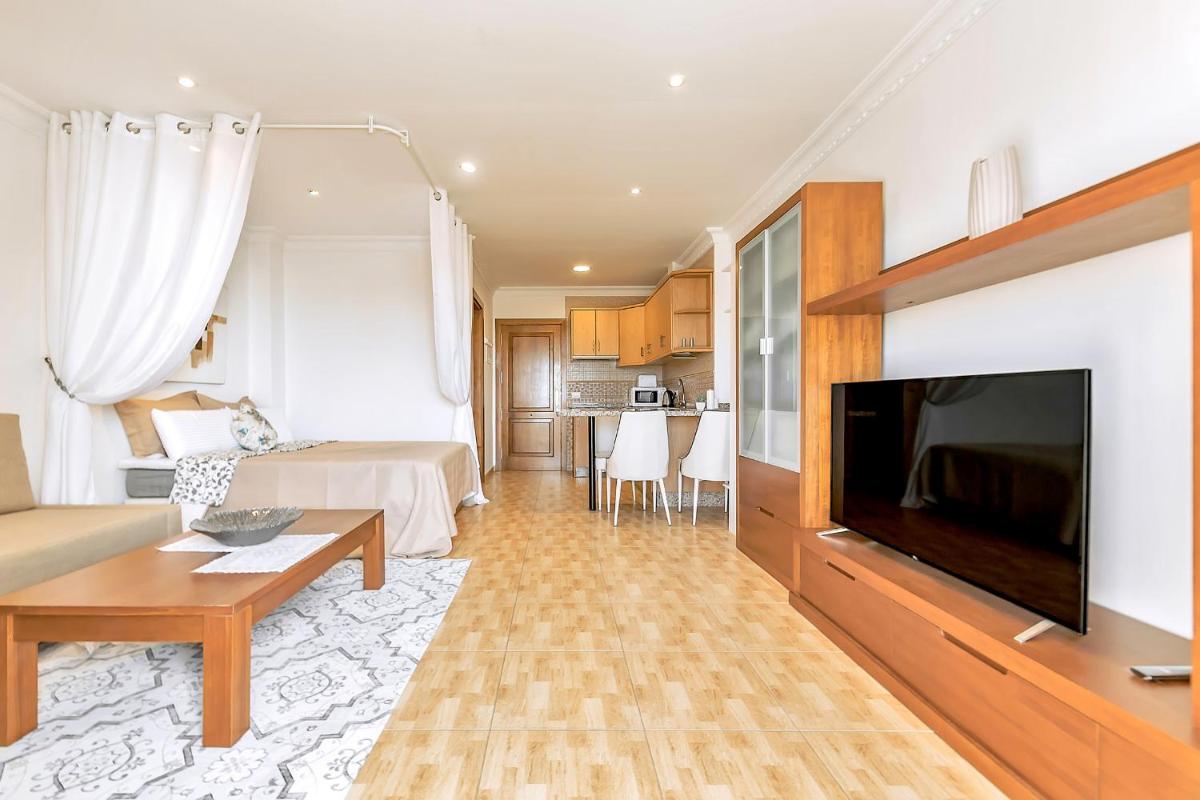 Studio Overlooking The Ocean - Housity