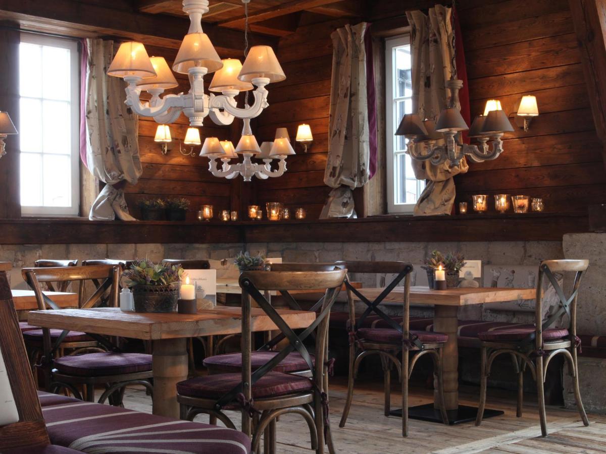 Ein Restaurant oder anderes Speiselokal in der Unterkunft Spa & GolfResort Weimarer Land