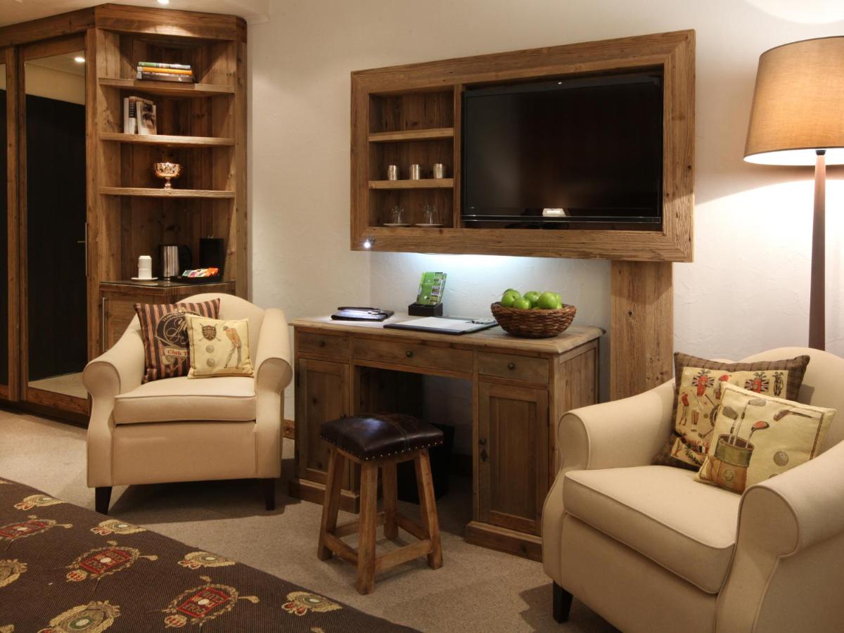 Ein Sitzbereich in der Unterkunft Spa & GolfResort Weimarer Land