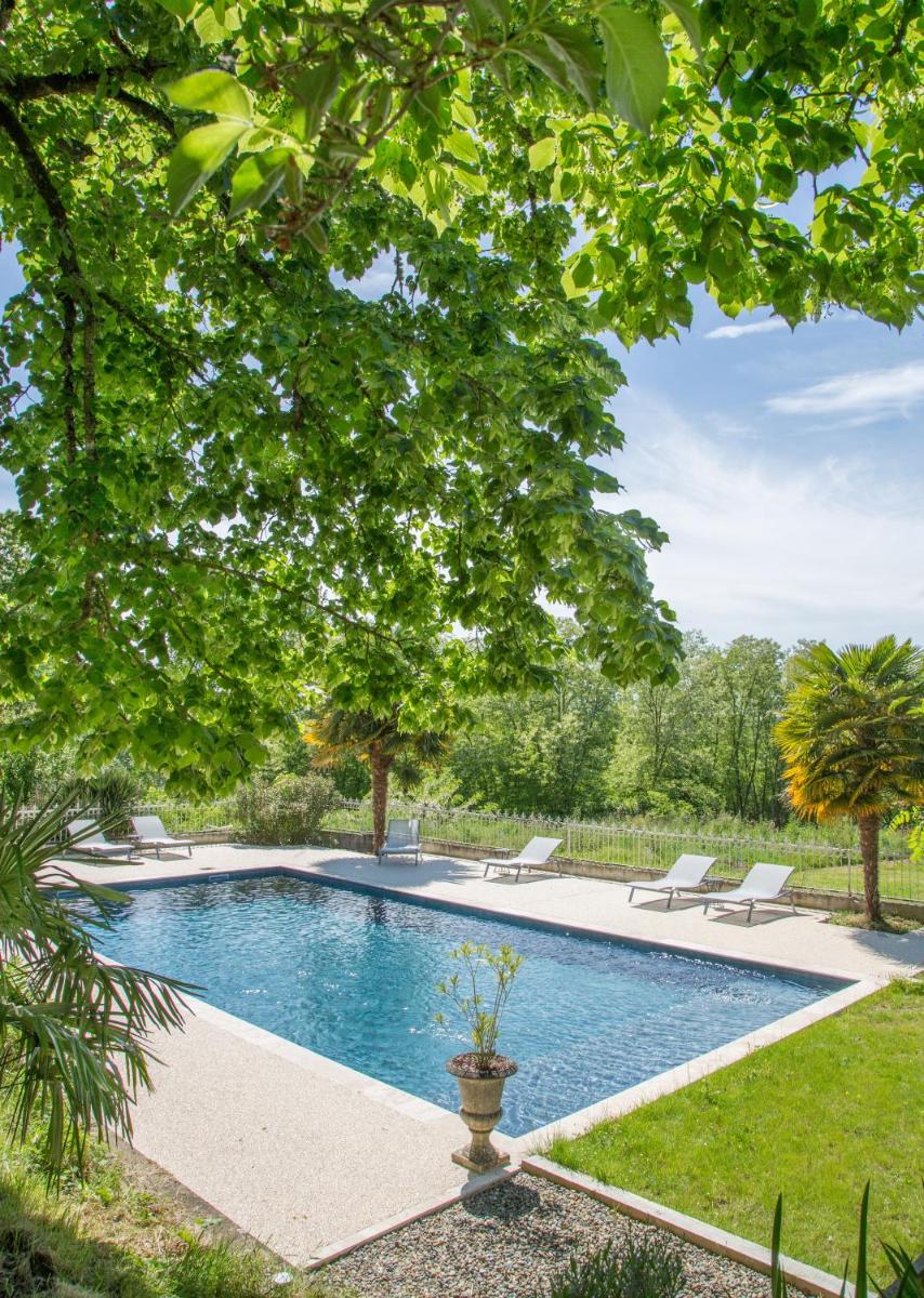 Piscine de l'établissement Logis Hôtel Restaurant Château Bellevue ou située à proximité