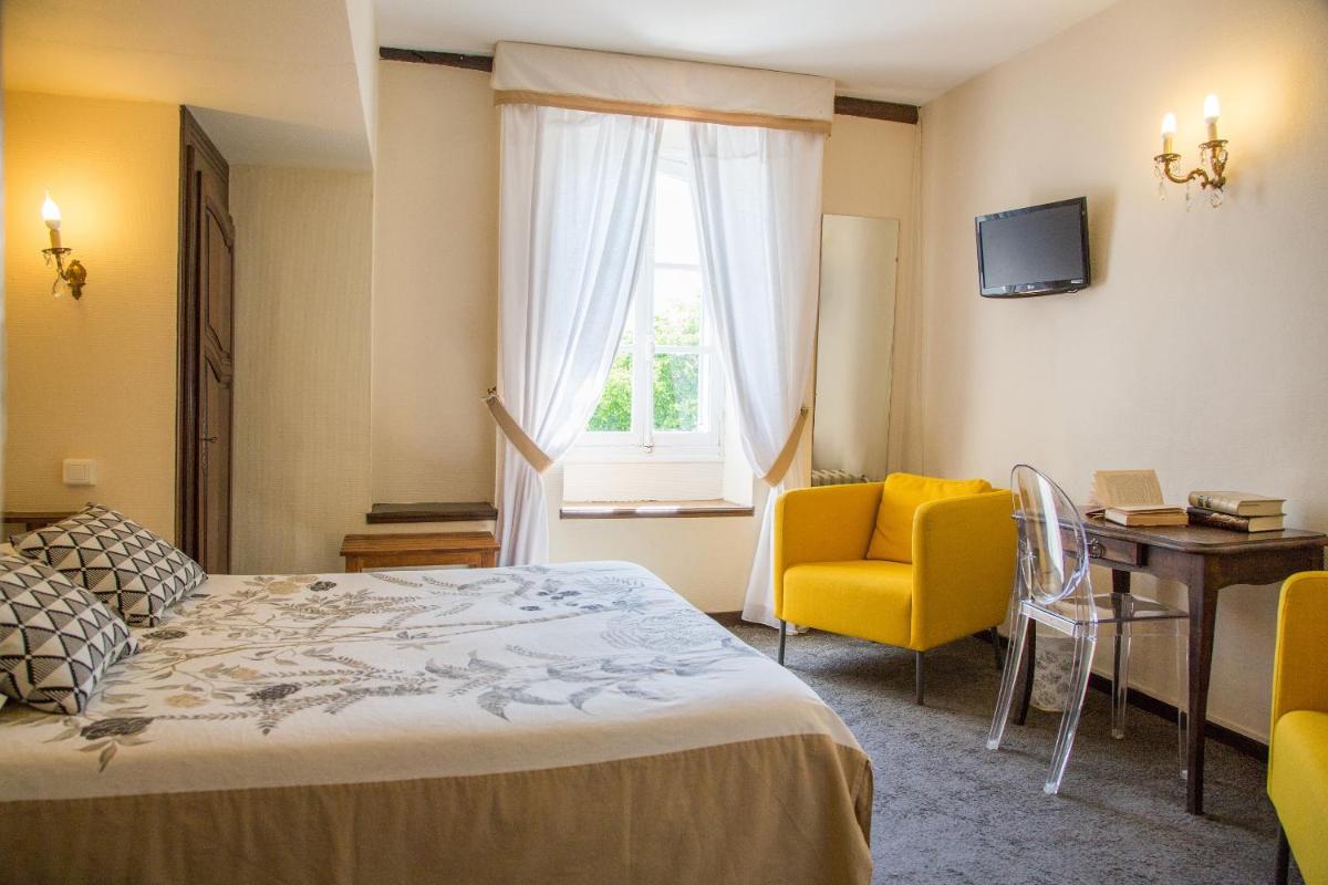 Un ou plusieurs lits dans un hébergement de l'établissement Logis Hôtel Restaurant Château Bellevue
