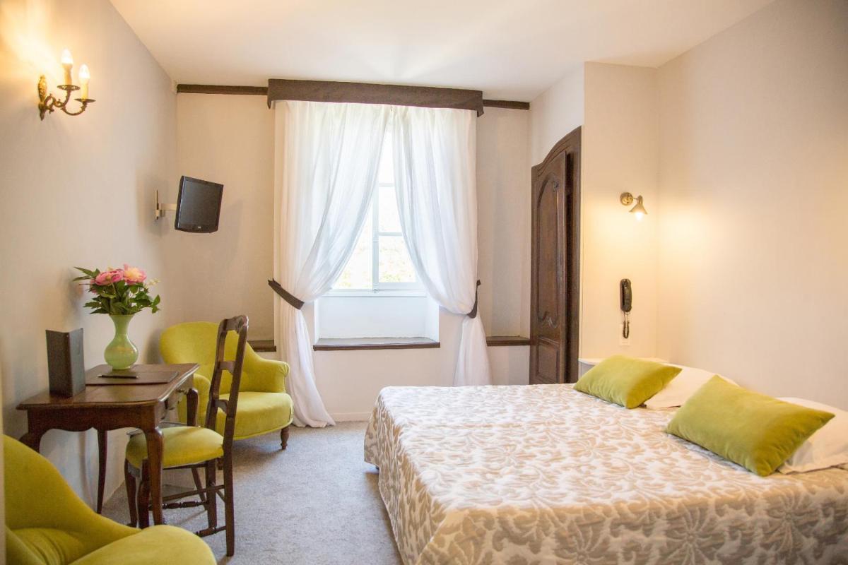 Un ou plusieurs lits dans un hébergement de l'établissement Logis Hôtel Restaurant Château Bellevue