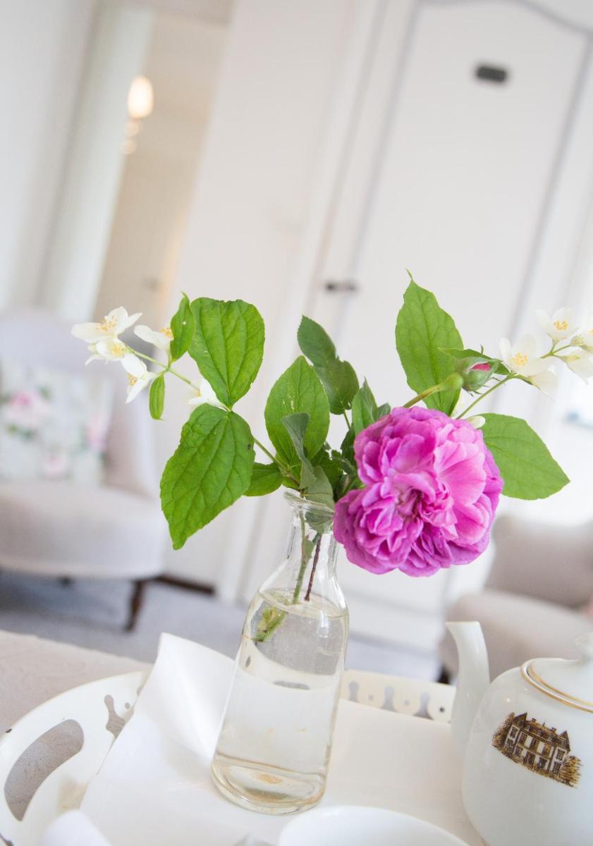 Un ou plusieurs lits dans un hébergement de l'établissement Logis Hôtel Restaurant Château Bellevue