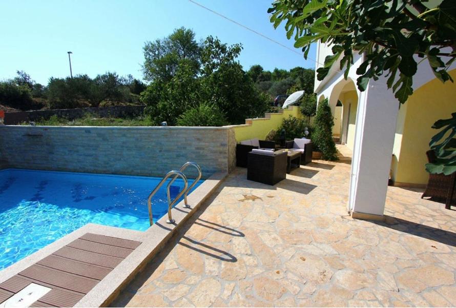 House with Pool in Tisno - Housity