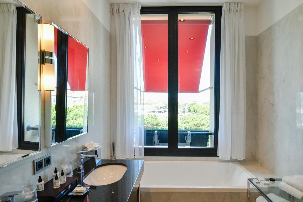 Salle de bains dans l'établissement Hôtel Restaurant le Touring - Teritoria