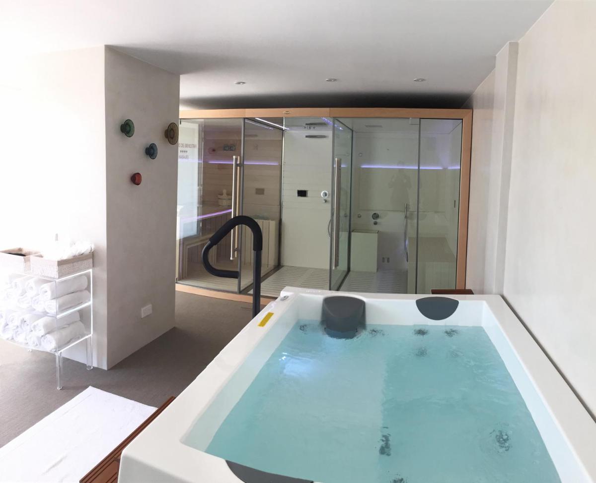 Un baño de Hotel Royal Plaza