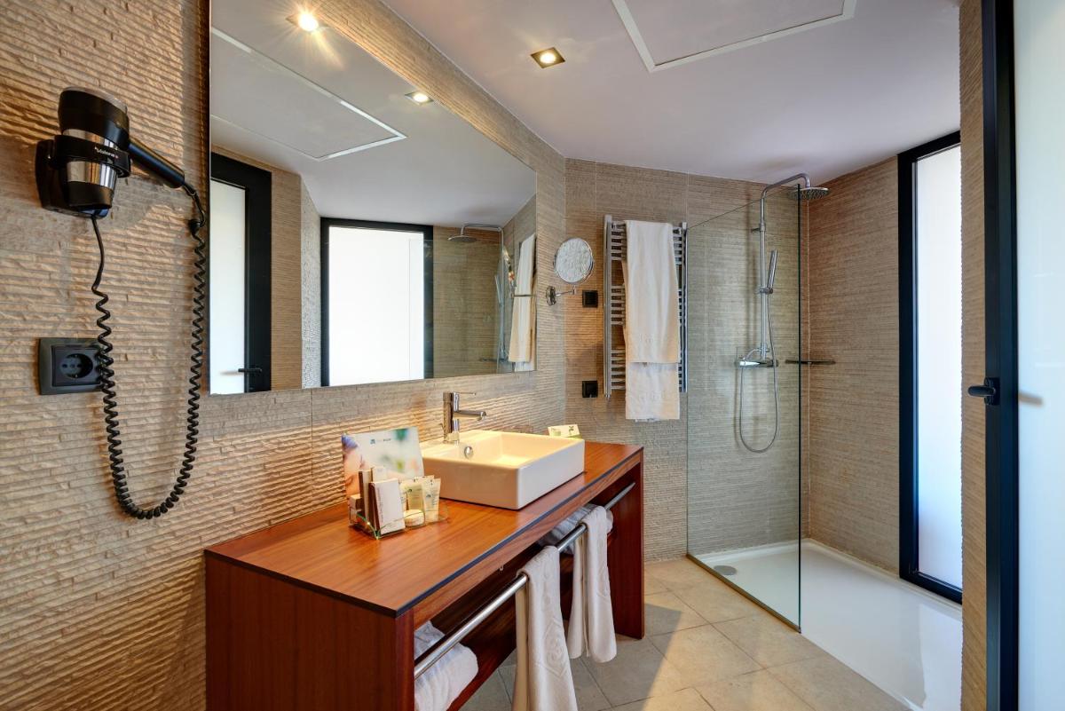 un baño con lavabo y ducha en Protur Turo Pins 4* SUP, en Cala Ratjada