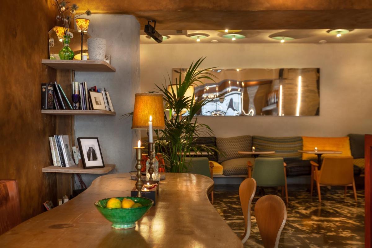 Coin salon dans l'établissement Hôtel La Nouvelle République & Hammam