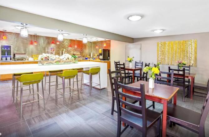 Arya Inn & Suites - Housity