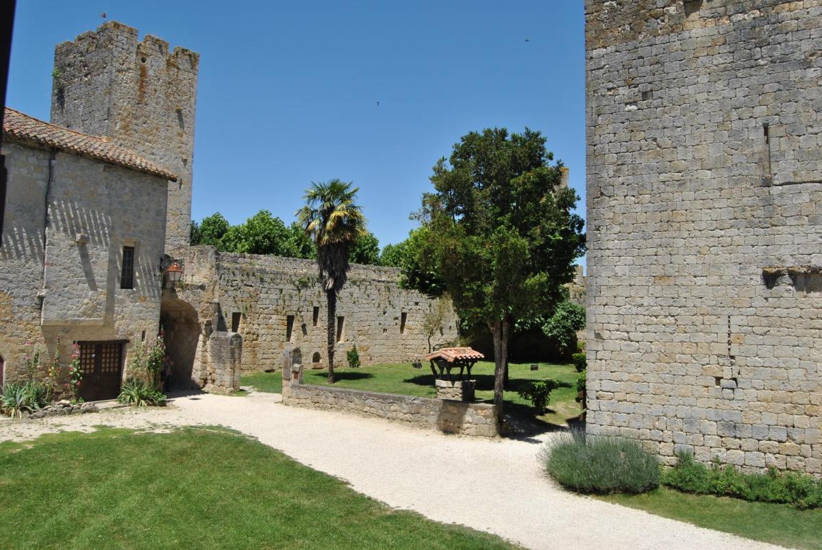 Jardin de l'établissement Logis L'Auberge de Larressingle