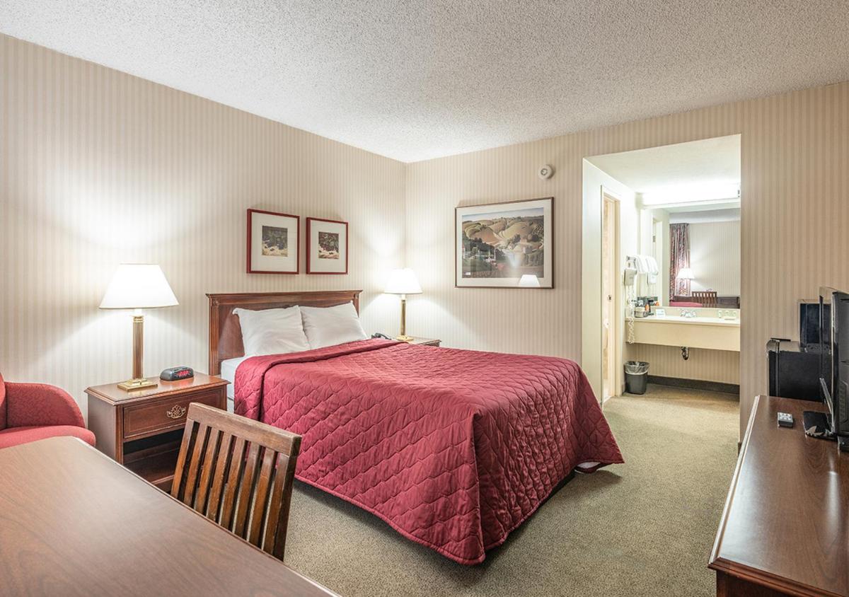 University Place Hotel and Conference Center - Housity