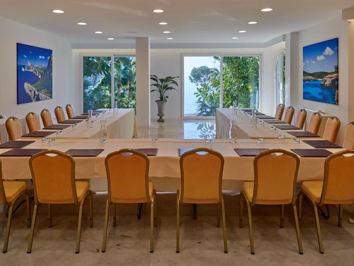 Una gran sala de conferencias con una mesa grande y sillas. en Hotel Bon Sol Resort & Spa, en Illetas 112 fotos más