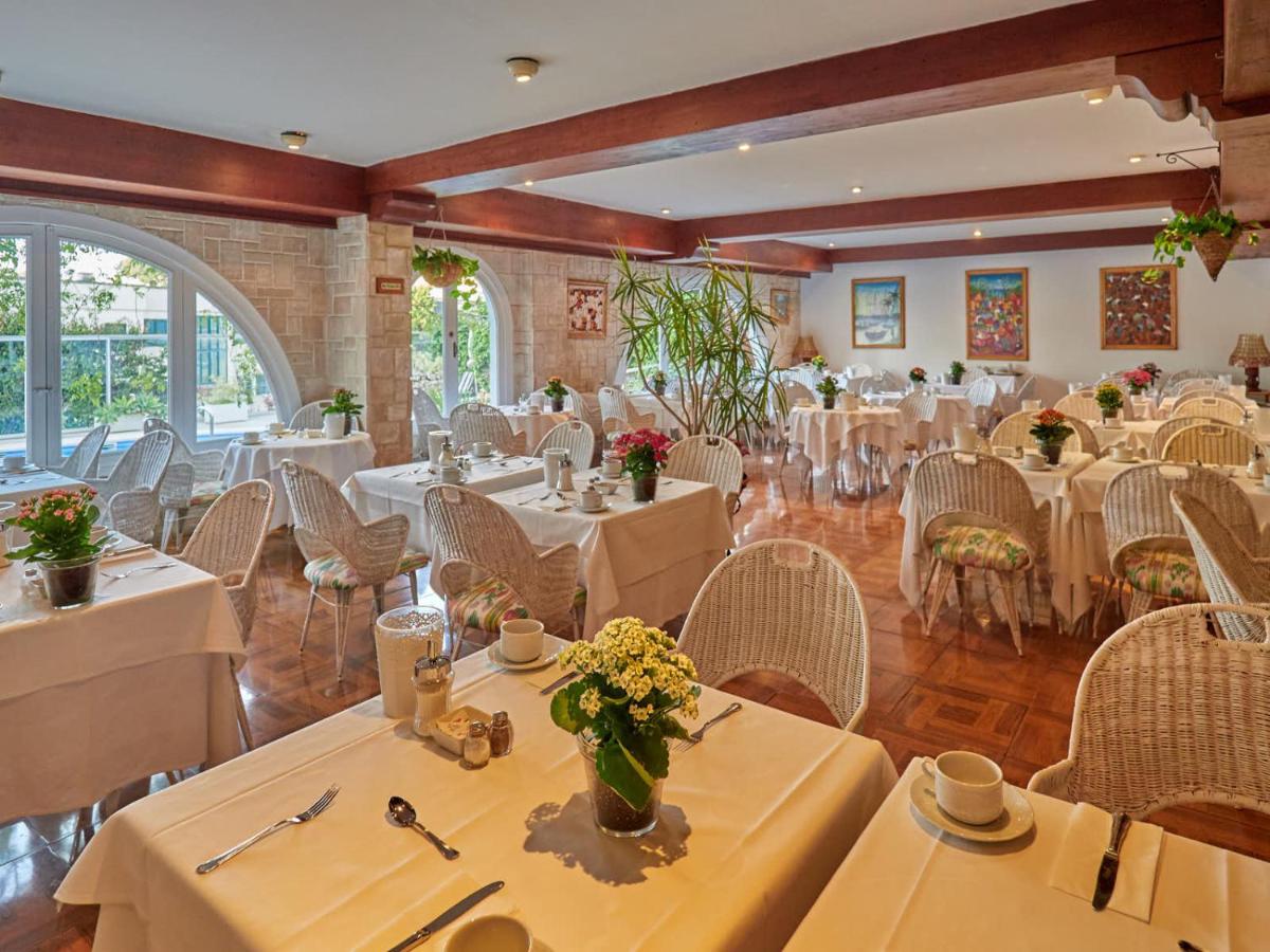 Un restaurante o sitio para comer en Hotel Bon Sol Resort & Spa