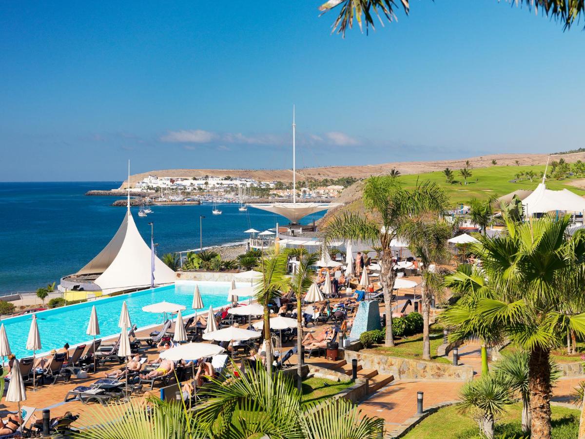 Un resort con piscina y el océano. en H10 Playa Meloneras Horizons Collection, en Meloneras