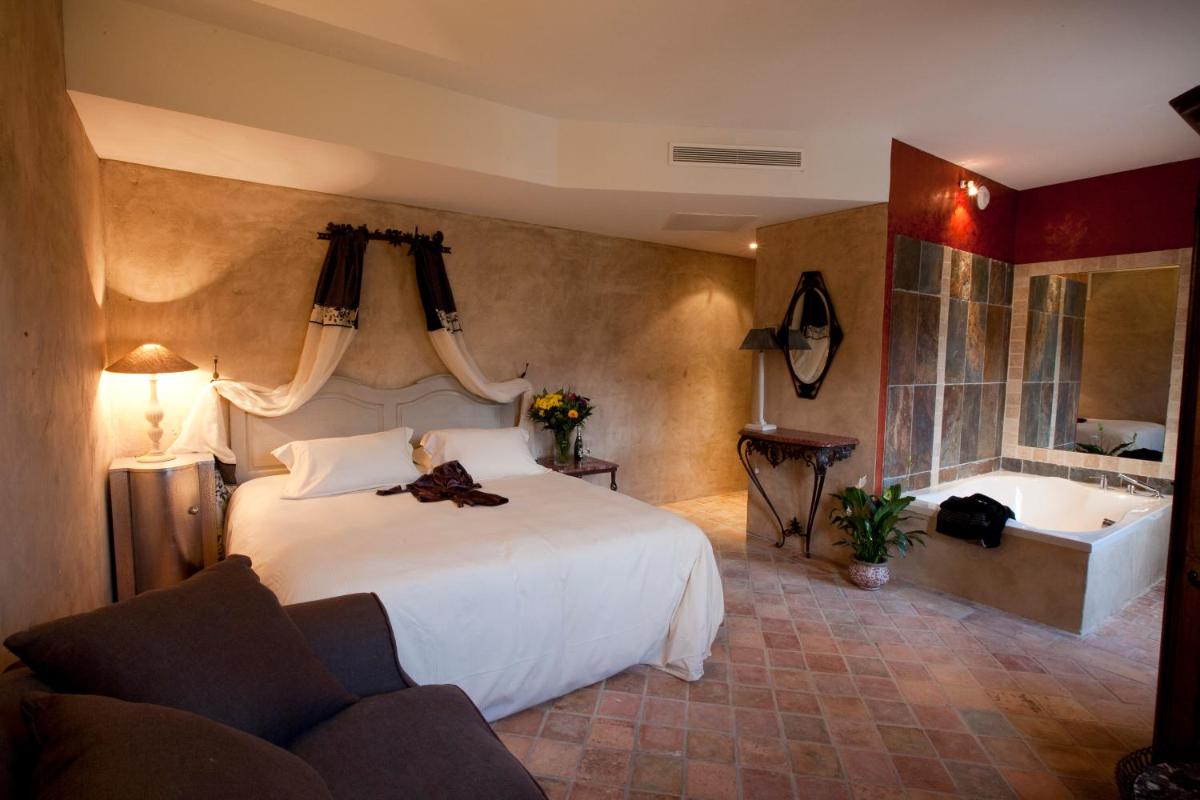 Un ou plusieurs lits dans un hébergement de l'établissement Hôtel-Spa Le Saint Cirq