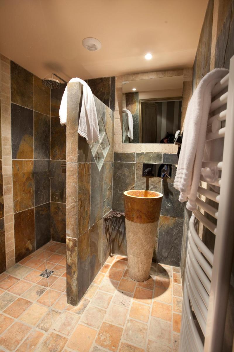 Salle de bains dans l'établissement Hôtel-Spa Le Saint Cirq