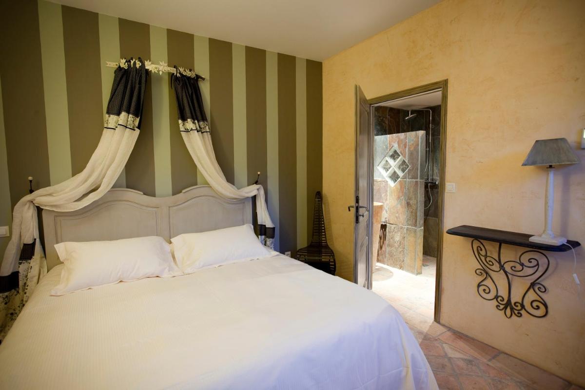 Un ou plusieurs lits dans un hébergement de l'établissement Hôtel-Spa Le Saint Cirq