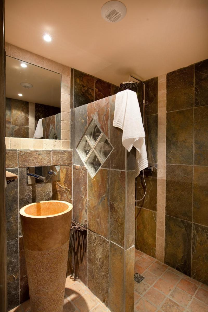 Salle de bains dans l'établissement Hôtel-Spa Le Saint Cirq