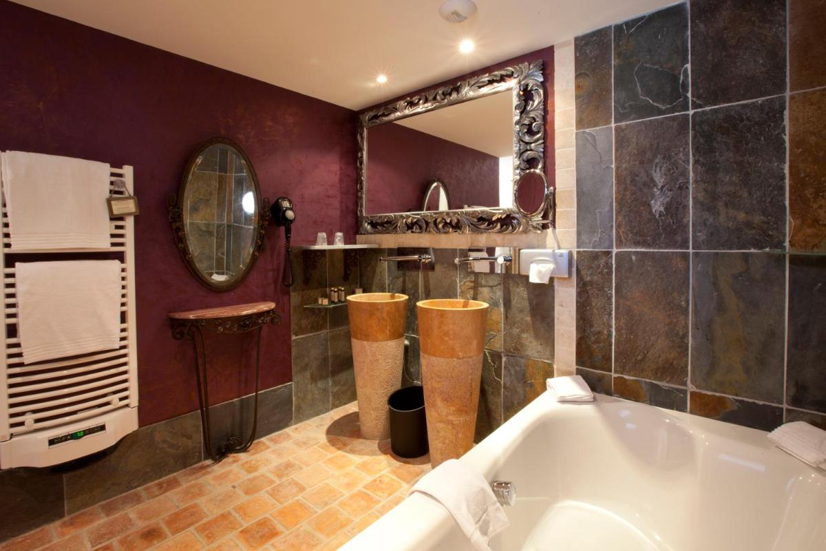 Salle de bains dans l'établissement Hôtel-Spa Le Saint Cirq