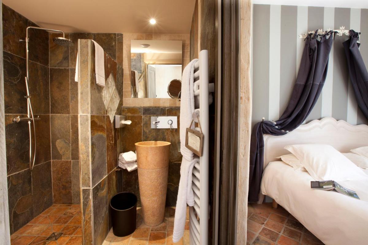 Salle de bains dans l'établissement Hôtel-Spa Le Saint Cirq