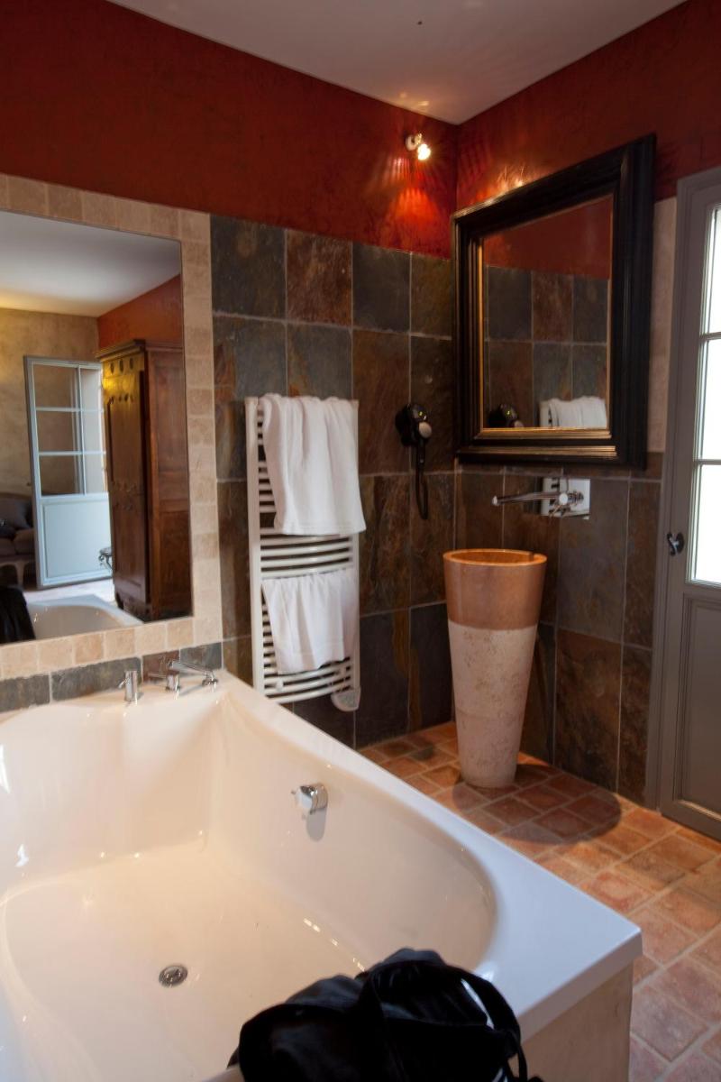 Salle de bains dans l'établissement Hôtel-Spa Le Saint Cirq