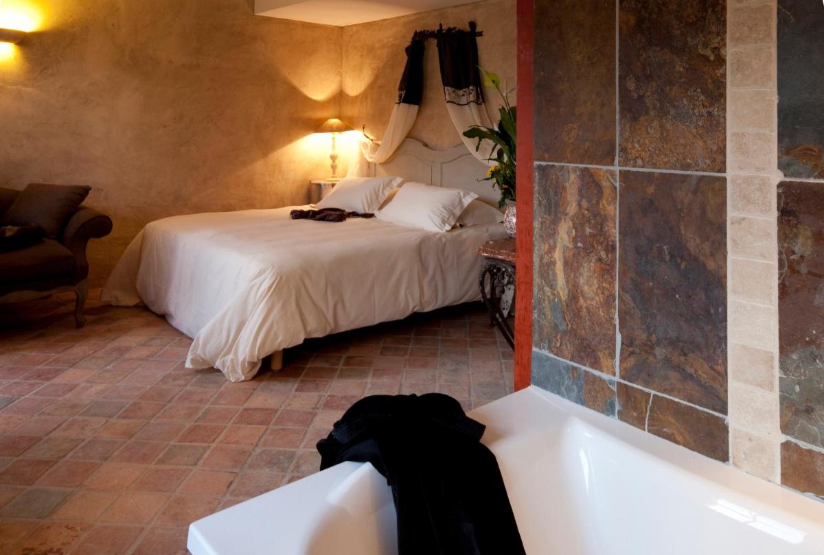Un ou plusieurs lits dans un hébergement de l'établissement Hôtel-Spa Le Saint Cirq