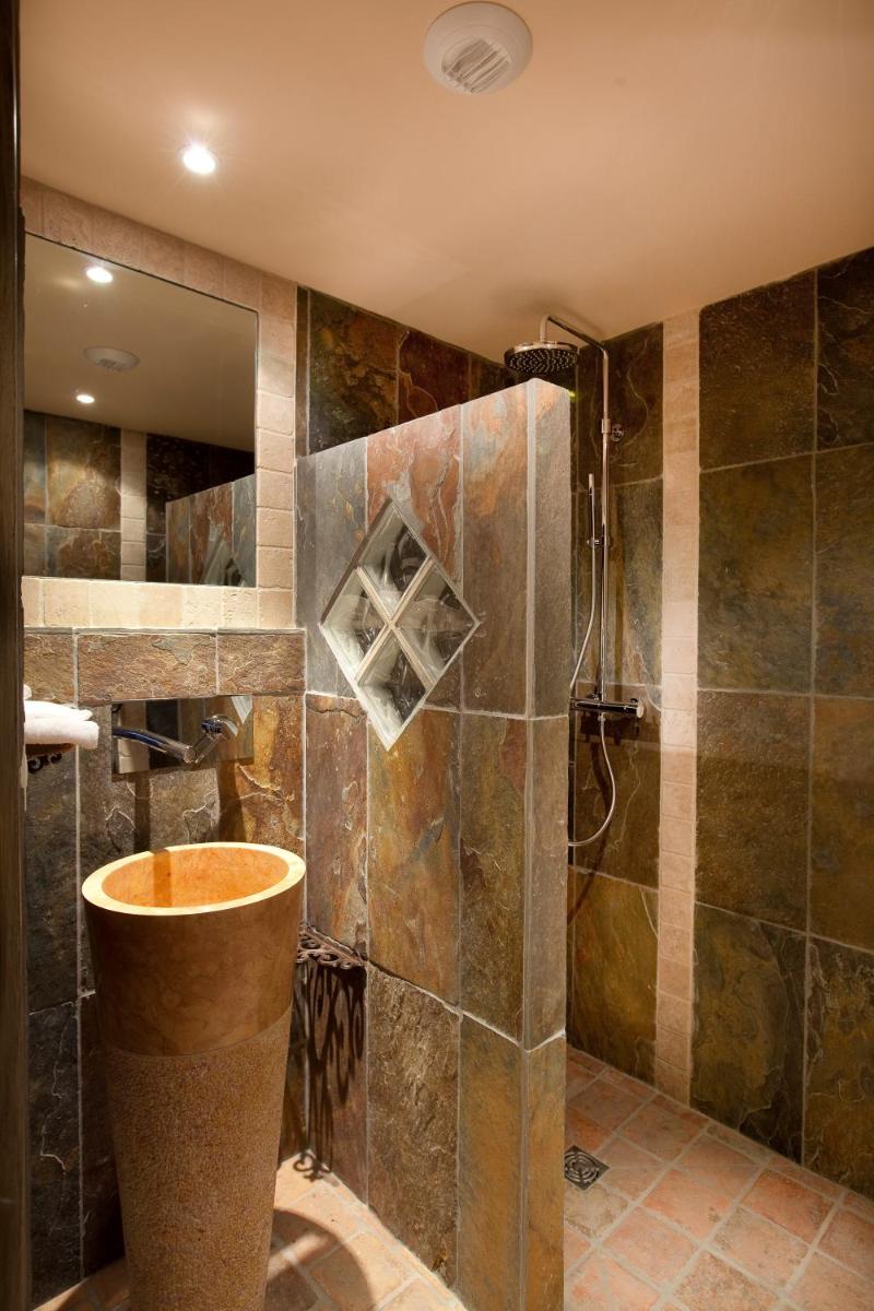 Salle de bains dans l'établissement Hôtel-Spa Le Saint Cirq