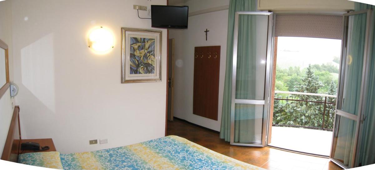 Hotel Boomerang - Check-in & Meals in front at hotel Sporting - Housity