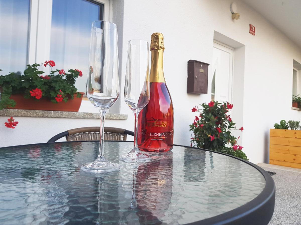 Kmetija Tomažič vinska klet - winery - Housity