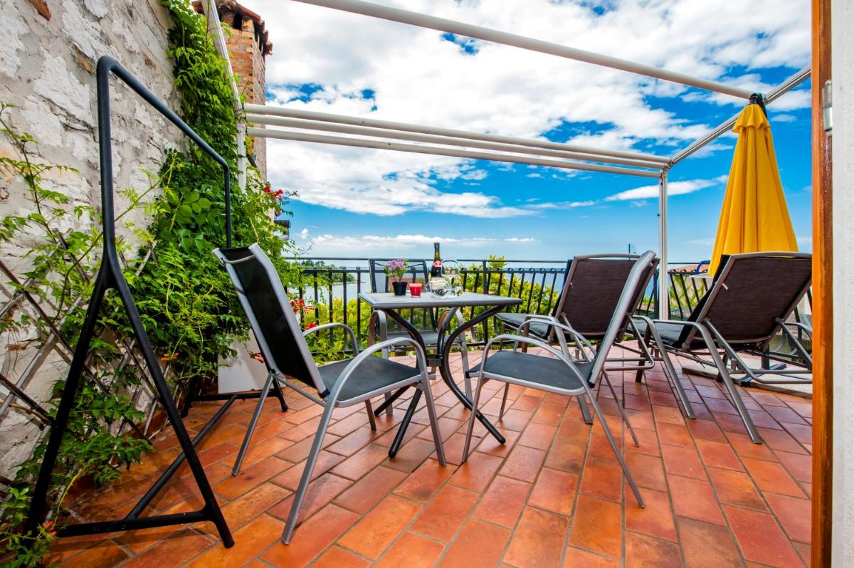 Monte Holiday Home with Jacuzzi - Housity