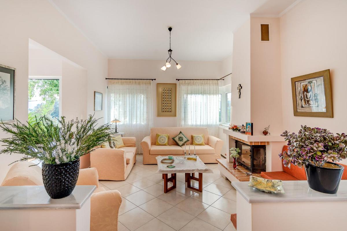 Villa Rosemagnolia, pool 35m2, in green, gardens, full sun close to everything - Housity