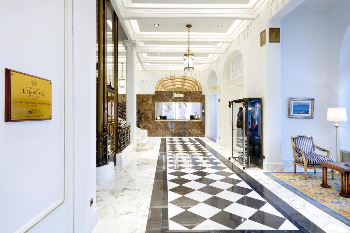 un pasillo con suelo a cuadros en blanco y negro en Eurostars Hotel Real, en Santander