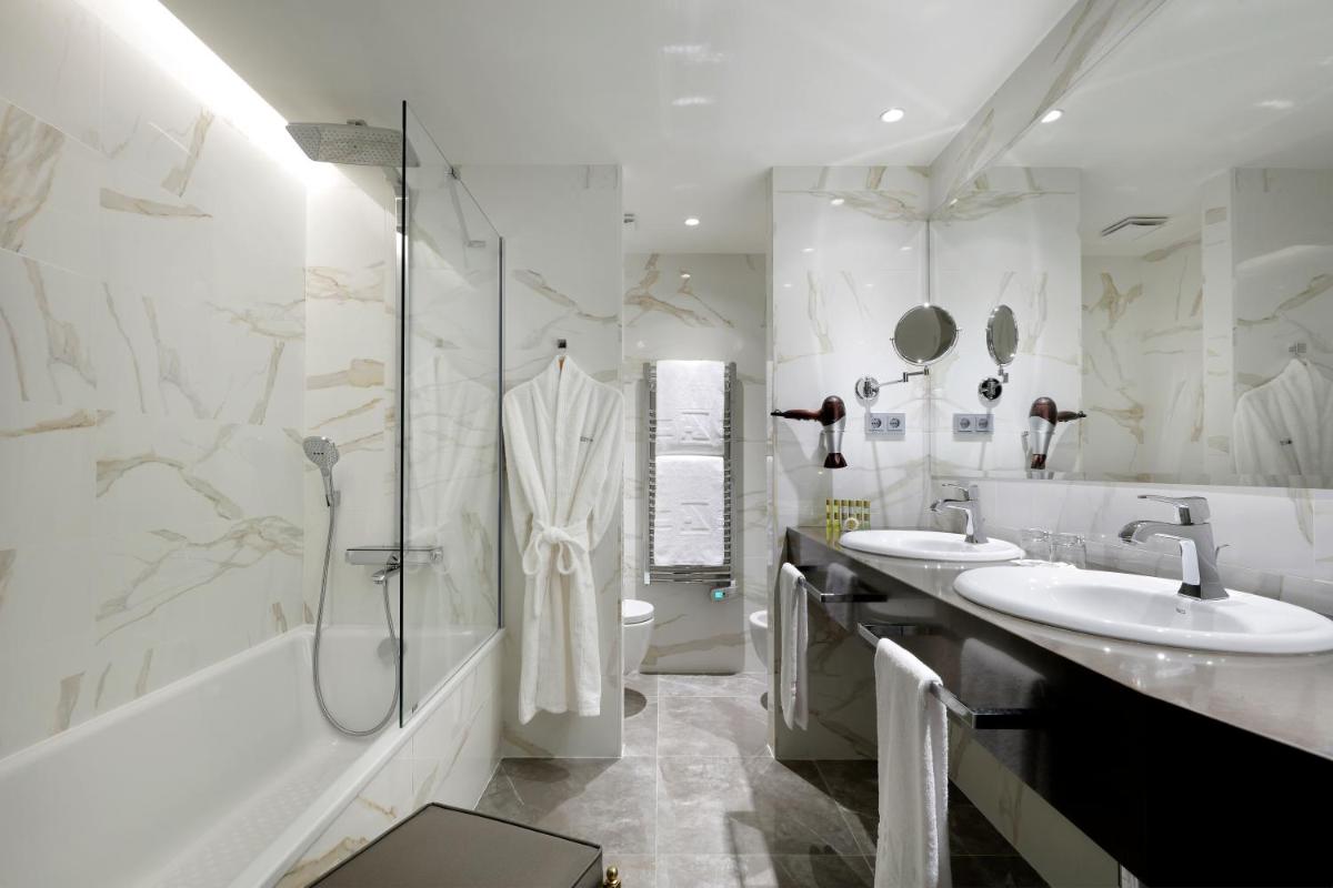 Un baño de Eurostars Hotel Real