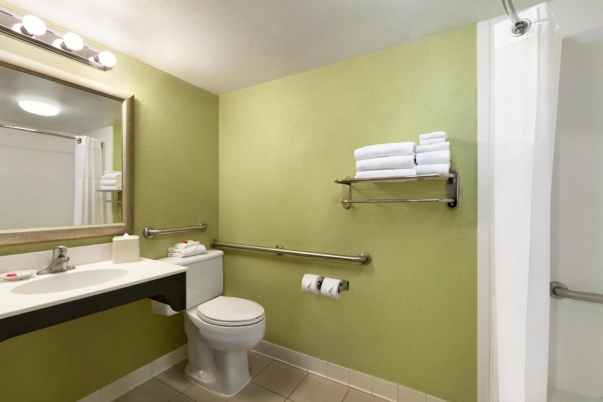 Days Inn by Wyndham Baltimore Inner Harbor - Housity