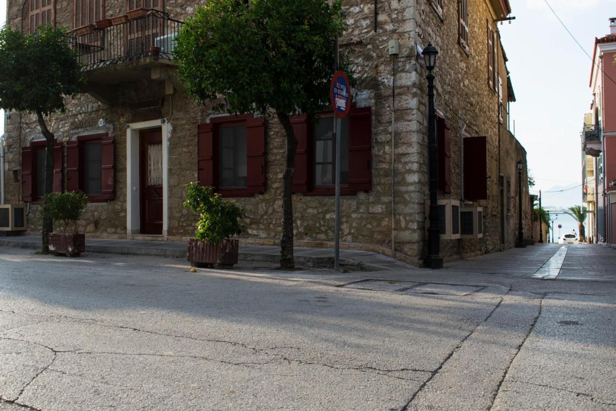 Traditional house of 1898 in the heart of old town of Nafplio - Housity