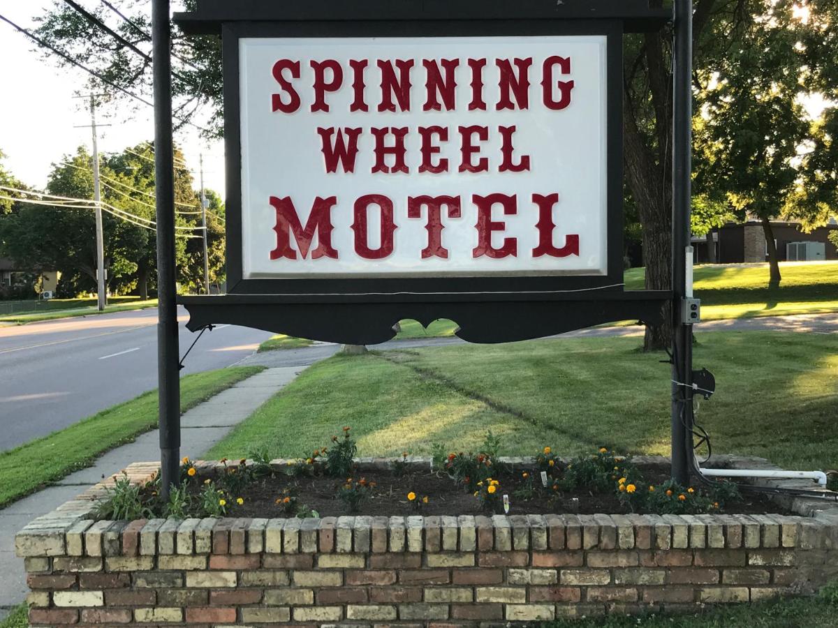 Spinning Wheel Motel - Housity