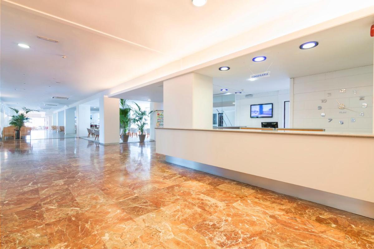 El vestíbulo o zona de recepción de azuLine Hotel Bergantin