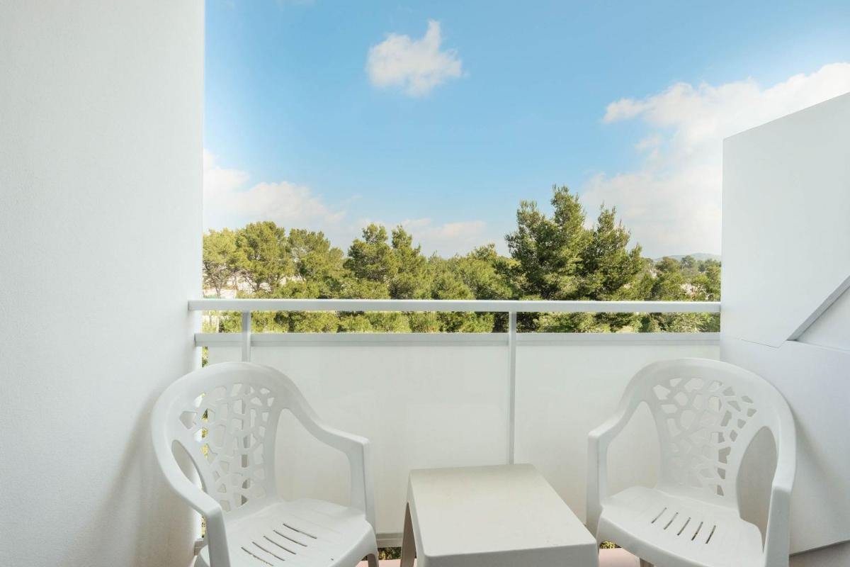 Un balcón o terraza de azuLine Hotel Bergantin