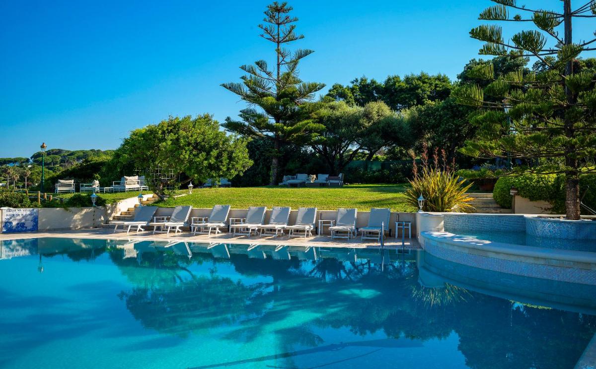 - une piscine avec des chaises longues dans la cour dans l'établissement Hotel Le Maquis, à Porticcio - une piscine avec des chaises longues dans la cour dans l'établissement Hotel Le Maquis, à Porticcio