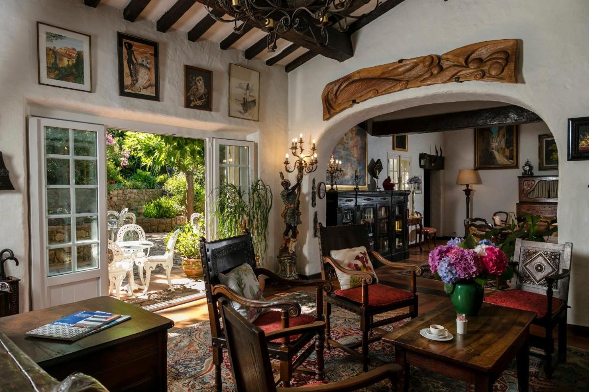 un salon avec une table et des chaises dans l'établissement Hotel Le Maquis, à Porticcio